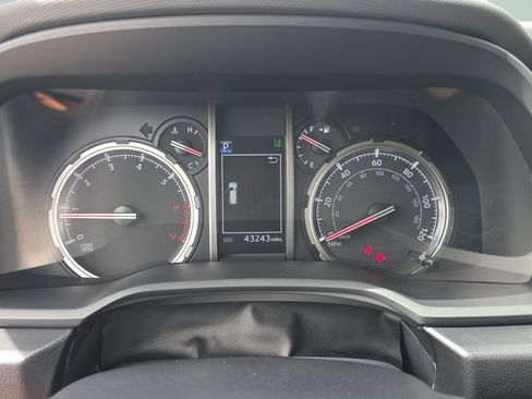 Used 2022 Toyota 4Runner TRD Off-Road AWD/4WD image 28