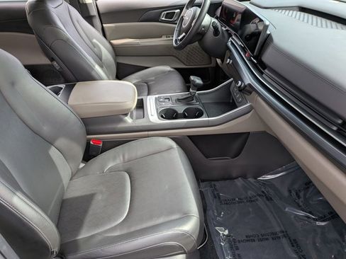 Used 2025 Kia Carnival image 19