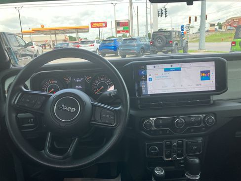 Used 2025 Jeep Gladiator Sport AWD/4WD image 9