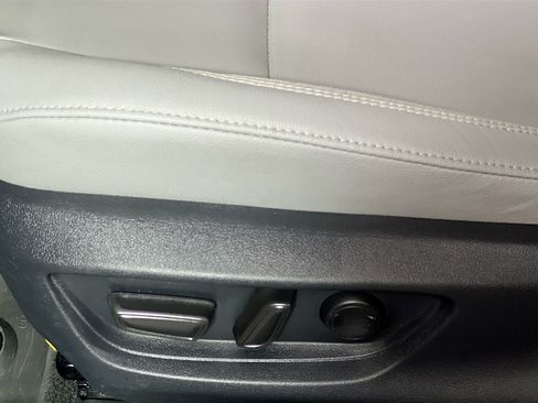 Used 2025 Toyota Camry SE w/ Convenience Package FWD image 14
