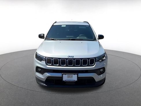 Used 2025 Jeep Compass Latitude AWD/4WD image 7