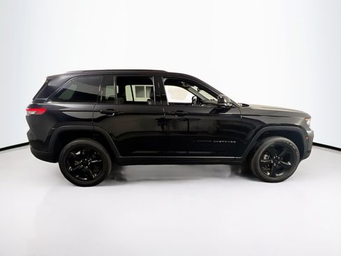 Used 2023 Jeep Grand Cherokee Altitude AWD/4WD image 4