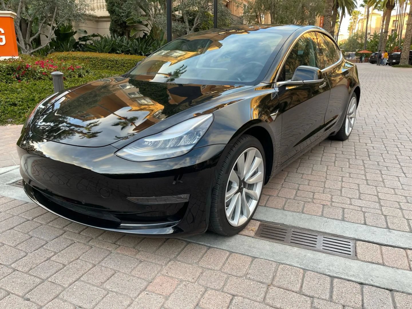 Used 2018 Tesla Model 3 Mid Range RWD image 2