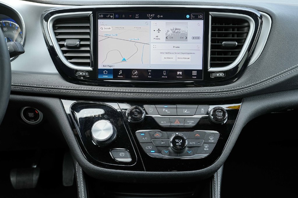 Used 2025 Chrysler Pacifica Limited FWD image 30