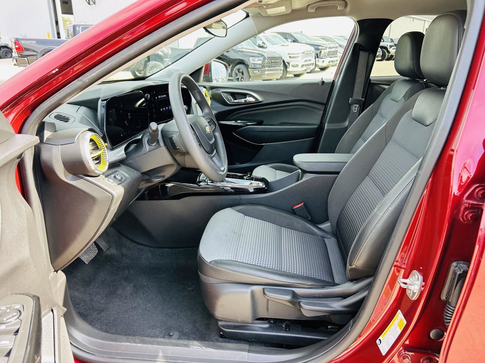 Used 2025 Chevrolet Trax LT FWD image 3