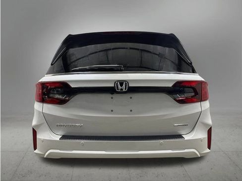 New 2026 Honda Odyssey Touring image 4