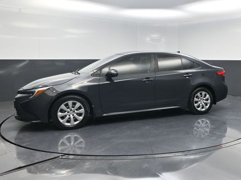 Used 2023 Toyota Corolla LE image 3