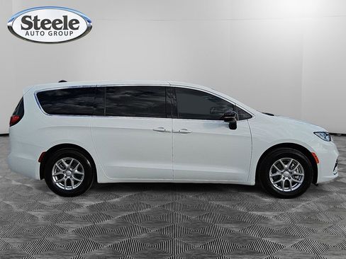 New 2026 Chrysler Pacifica Select FWD image 6