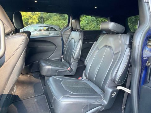 Used 2019 Chrysler Pacifica Touring-L Plus w/ S Appearance Package FWD image 12