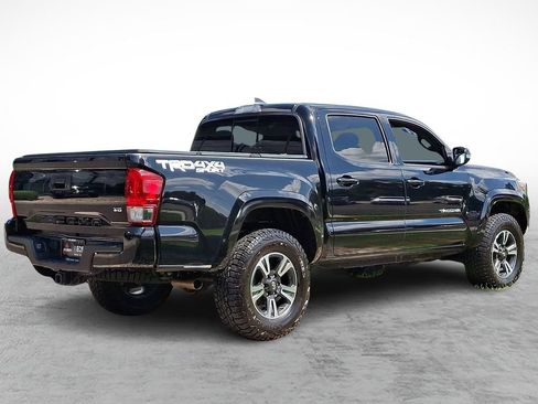 Used 2017 Toyota Tacoma TRD Sport w/ Tow Package AWD/4WD image 4