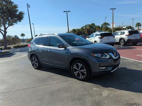 Used 2017 Nissan Rogue SL image 2