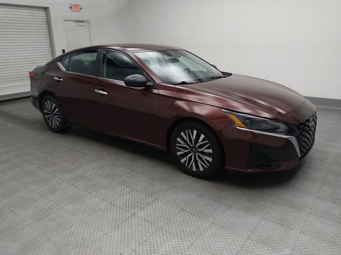 Used 2024 Nissan Altima 2.5 SV FWD image 11