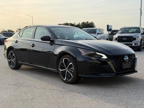 Used 2025 Nissan Altima 2.5 SR FWD image 8