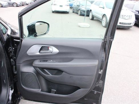 Used 2024 Chrysler Pacifica Touring image 14