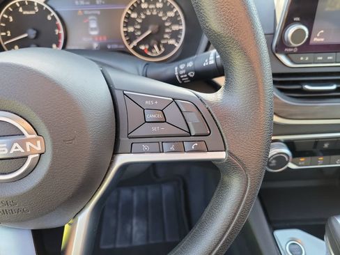Used 2024 Nissan Altima 2.5 SV FWD image 24