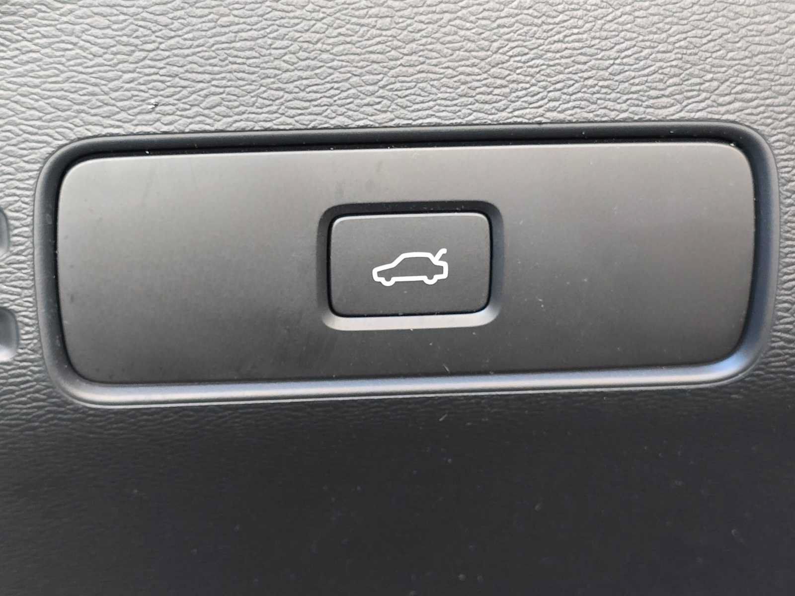 Certified 2023 Volvo XC40 Recharge Ultimate w/ Protection Package Premier AWD/4WD image 31