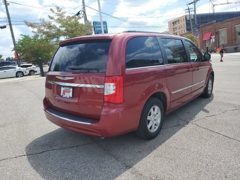 Used 2012 Chrysler Town & Country Touring w/ Entertainment Group #1 FWD image 4