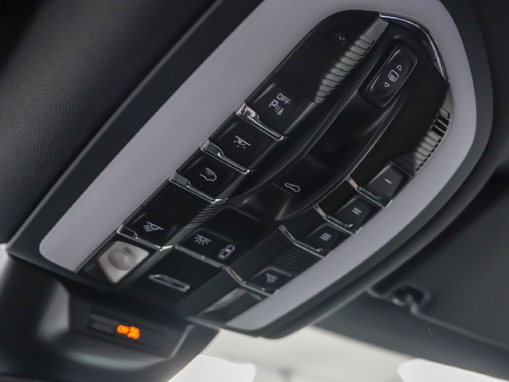 Certified 2026 Porsche Macan Turbo AWD/4WD image 28