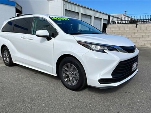 Used 2022 Toyota Sienna LE w/ LE Plus Package image 34
