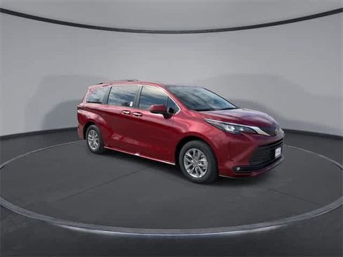 New 2026 Toyota Sienna XLE image 2