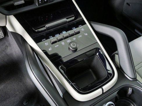 New 2026 Porsche Cayenne Coupe AWD/4WD image 19