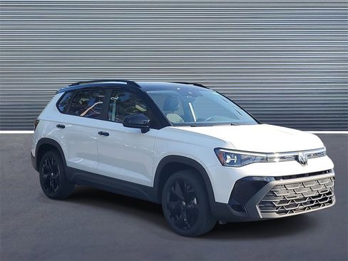 New 2026 Volkswagen Taos SE image 2