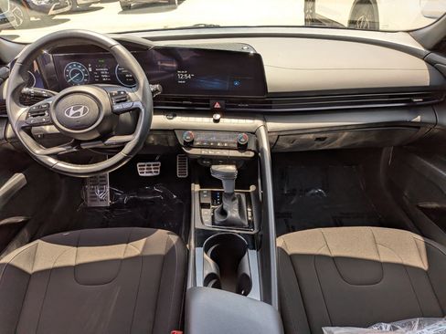 Used 2025 Hyundai Elantra SEL FWD image 15