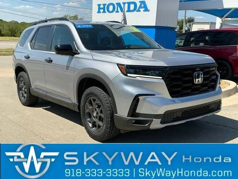 Certified 2025 Honda Pilot TrailSport image 1