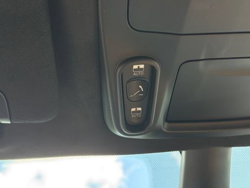 Used 2023 Chrysler Pacifica Pinnacle FWD image 34