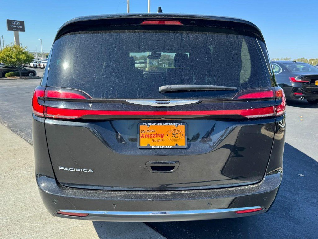 Used 2023 Chrysler Pacifica Touring-L FWD image 4