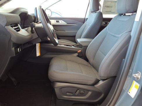 Used 2026 Ford Explorer Active RWD image 3
