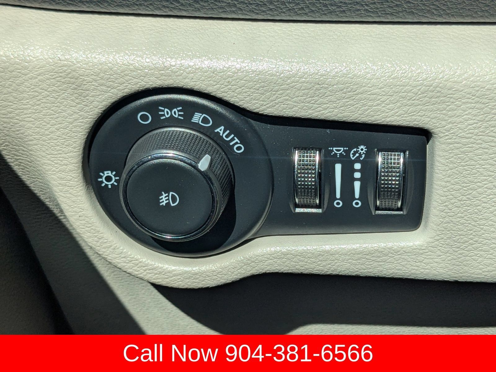 Used 2024 Chrysler Pacifica Limited FWD image 27