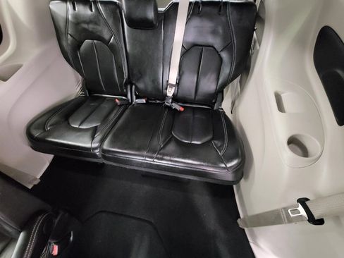 Used 2024 Chrysler Pacifica Touring-L image 25