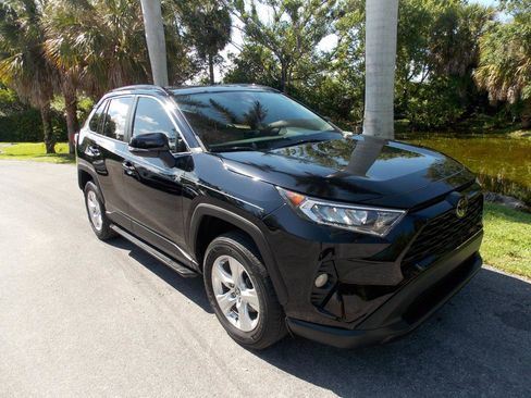 Used 2021 Toyota RAV4 XLE w/ Convenience Package FWD image 1