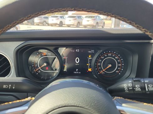 Used 2025 Jeep Wrangler Unlimited Sahara image 18
