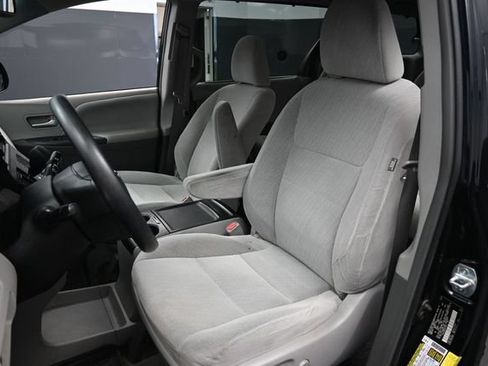 Used 2017 Toyota Sienna LE AWD/4WD image 18