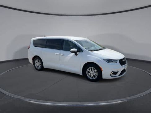 Used 2023 Chrysler Pacifica Touring-L image 2