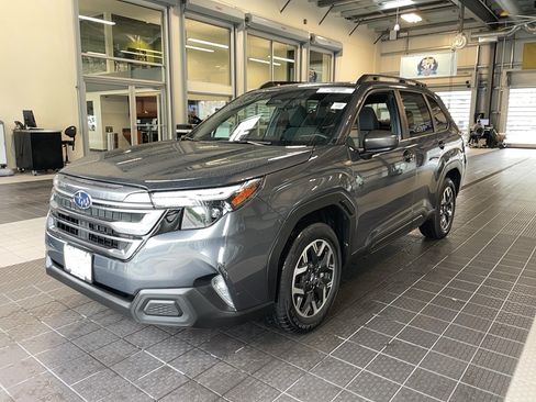 Used 2025 Subaru Forester Premium AWD/4WD image 2