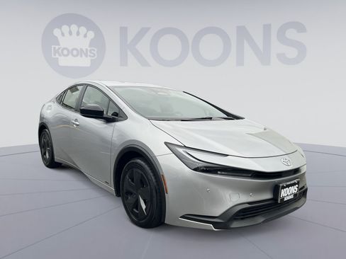 Used 2025 Toyota Prius LE AWD/4WD image 10
