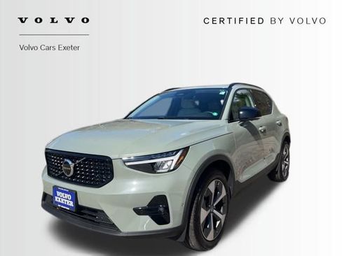 Used 2025 Volvo XC40 B5 Plus image 3