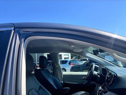 Used 2023 Chrysler Pacifica Touring-L FWD image 23