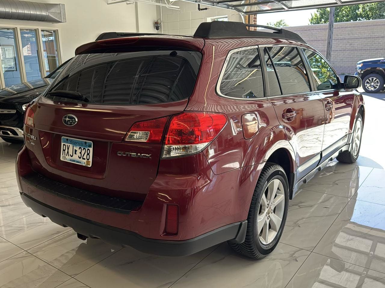 Used 2014 Subaru Outback 2.5i w/ Alloy Wheel Package AWD/4WD image 4
