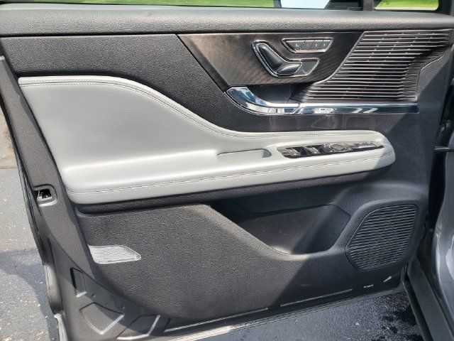 Used 2022 Lincoln Corsair AWD w/ Premium Package image 8