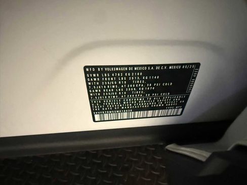 Certified 2025 Volkswagen Tiguan SE image 37