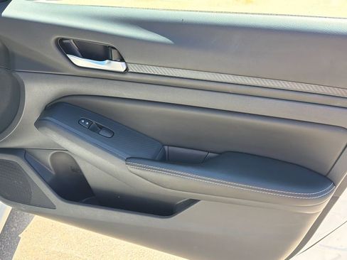 Used 2025 Nissan Altima 2.5 SV FWD image 14