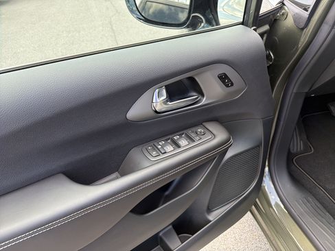 New 2027 Chrysler Pacifica Select FWD image 13
