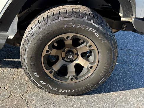 Used 2018 Jeep Wrangler Unlimited Sahara w/ Connectivity Group image 32