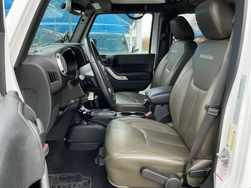 Used 2017 Jeep Wrangler Unlimited Sahara w/ Connectivity Group image 9