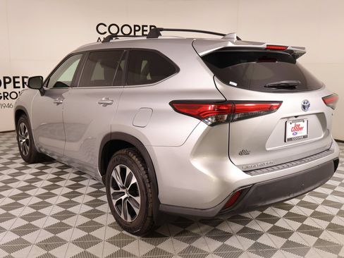 Used 2023 Toyota Highlander XLE FWD image 24