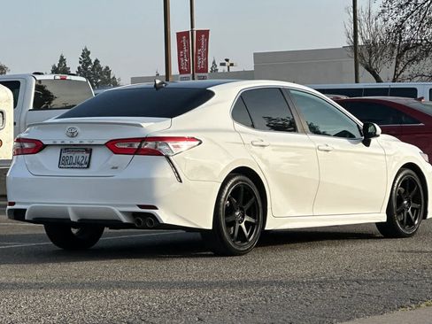 Used 2020 Toyota Camry SE image 2